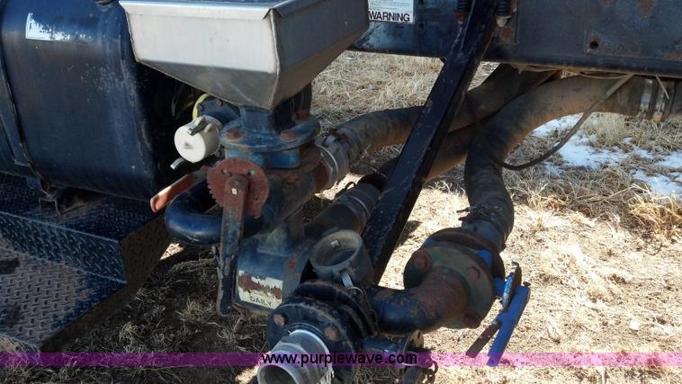 image for item E8354 1990 International 2554 floater applicator