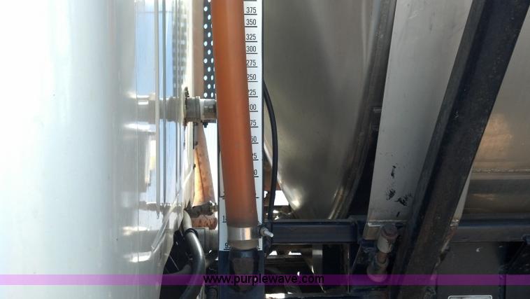 image for item E8354 1990 International 2554 floater applicator