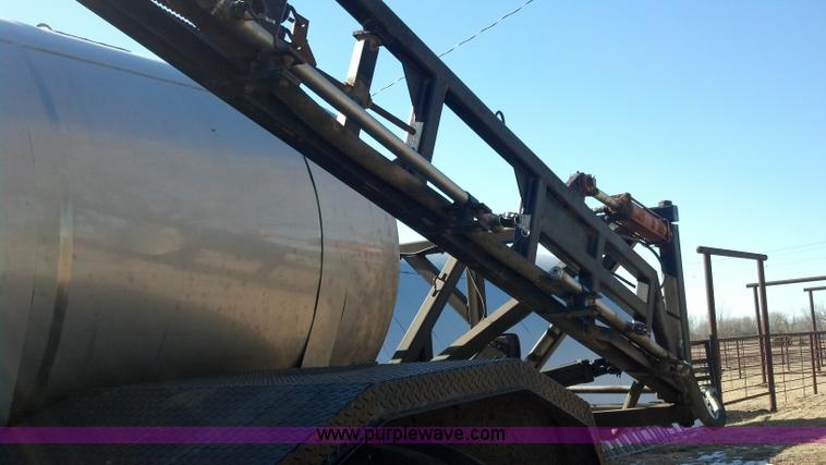 image for item E8354 1990 International 2554 floater applicator