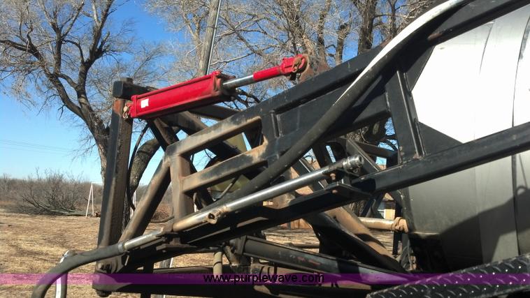 image for item E8354 1990 International 2554 floater applicator