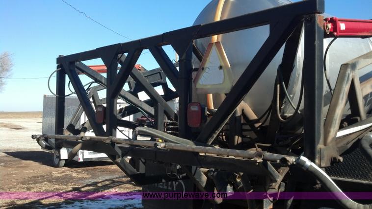 image for item E8354 1990 International 2554 floater applicator