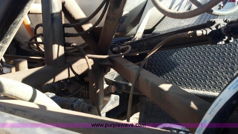 image for item E8354 1990 International 2554 floater applicator