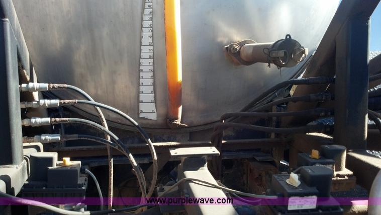 image for item E8354 1990 International 2554 floater applicator