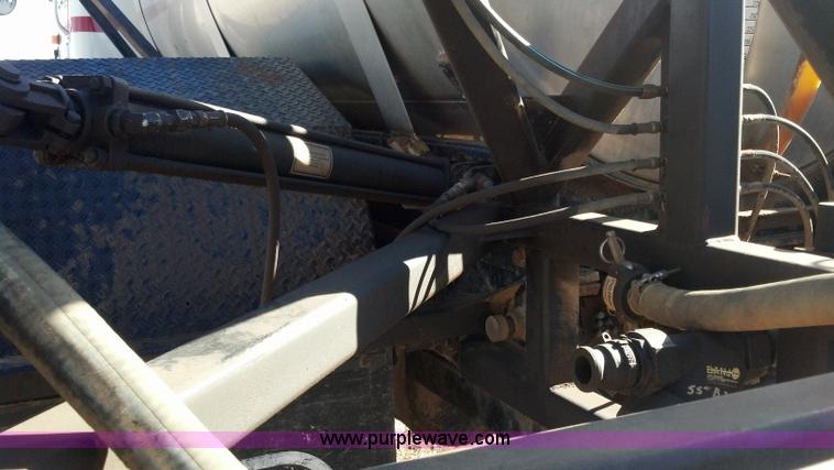 image for item E8354 1990 International 2554 floater applicator