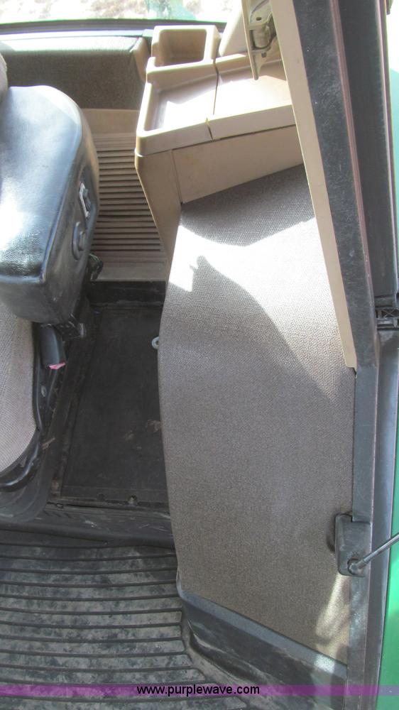 image for item G5628 2002 John Deere 7610 MFWD tractor