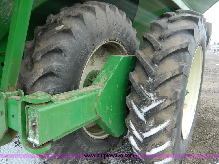 image for item Y9052 2006 Brent Avalanche 1084 grain cart