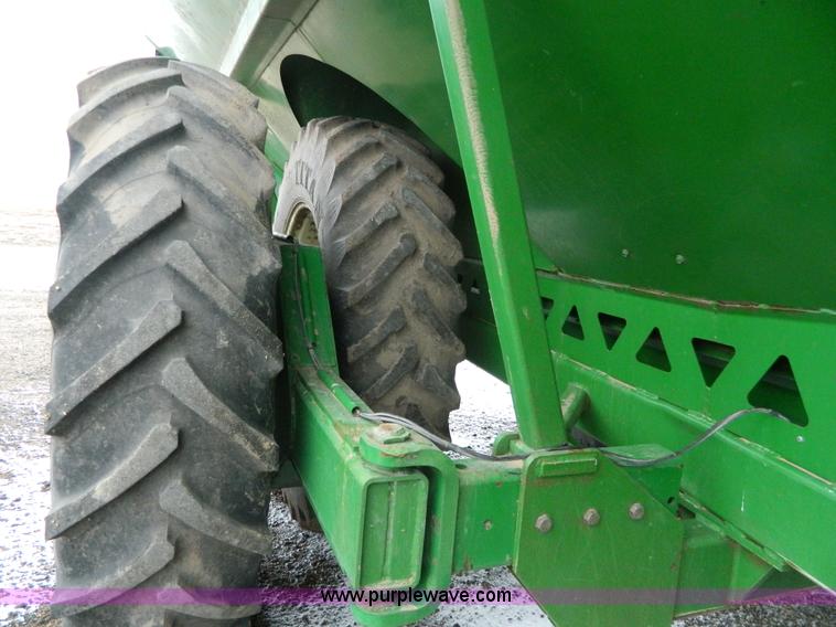 image for item Y9052 2006 Brent Avalanche 1084 grain cart