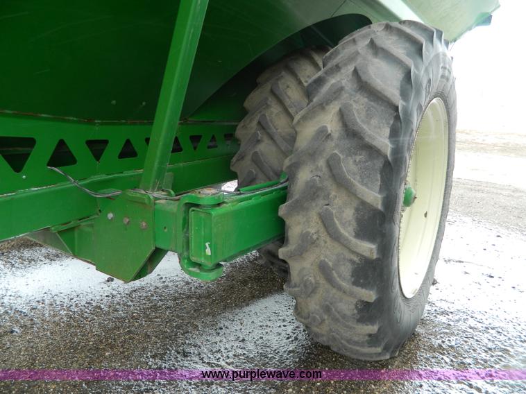 image for item Y9052 2006 Brent Avalanche 1084 grain cart