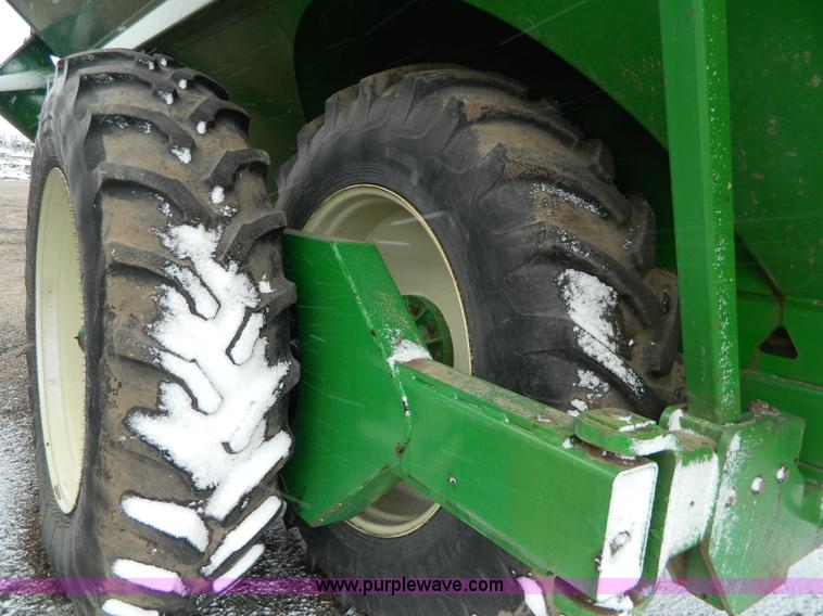 image for item Y9052 2006 Brent Avalanche 1084 grain cart