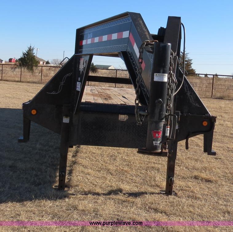 image for item B4560 2006 PJ GN32 32' gooseneck flatbed trailer