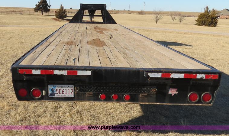 image for item B4560 2006 PJ GN32 32' gooseneck flatbed trailer