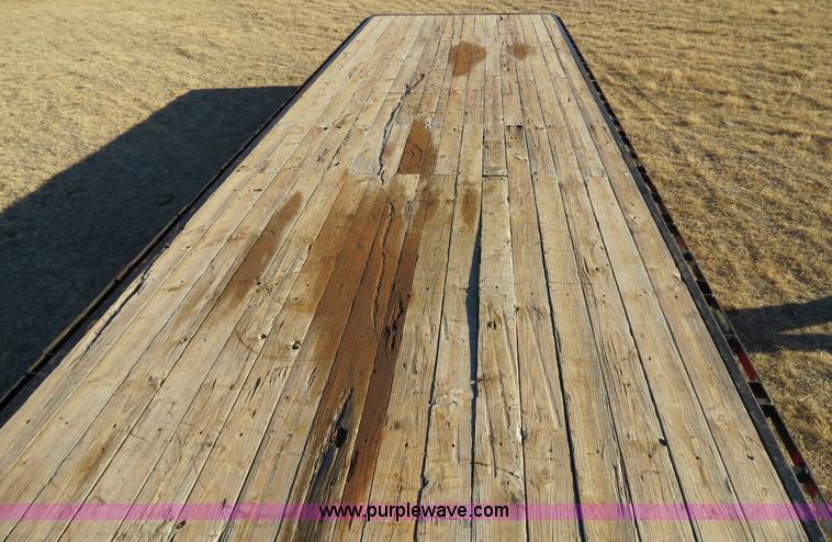 image for item B4560 2006 PJ GN32 32' gooseneck flatbed trailer