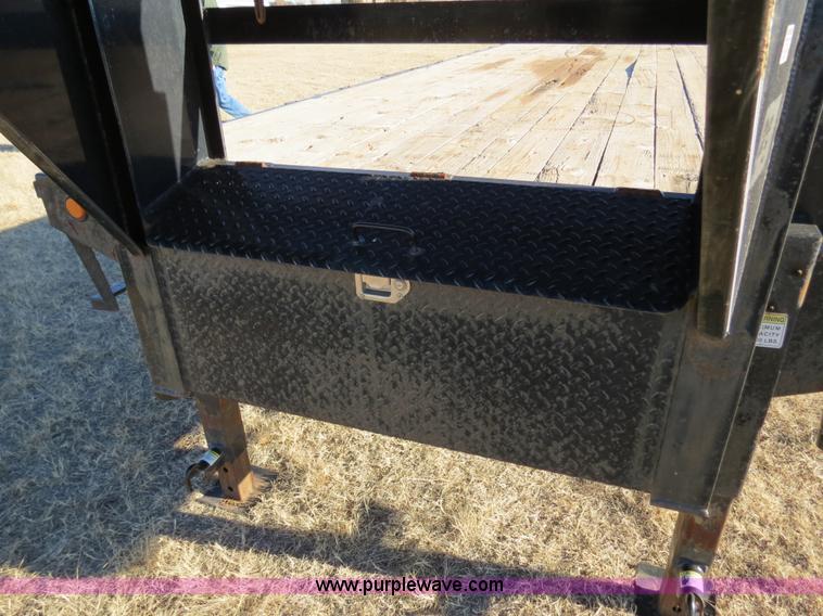 image for item B4560 2006 PJ GN32 32' gooseneck flatbed trailer