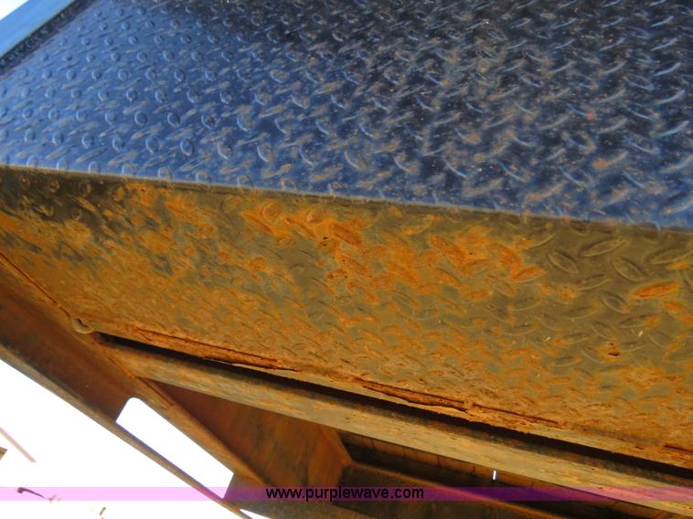 image for item B4560 2006 PJ GN32 32' gooseneck flatbed trailer