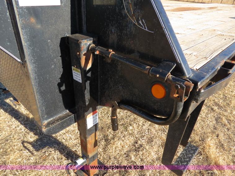 image for item B4560 2006 PJ GN32 32' gooseneck flatbed trailer