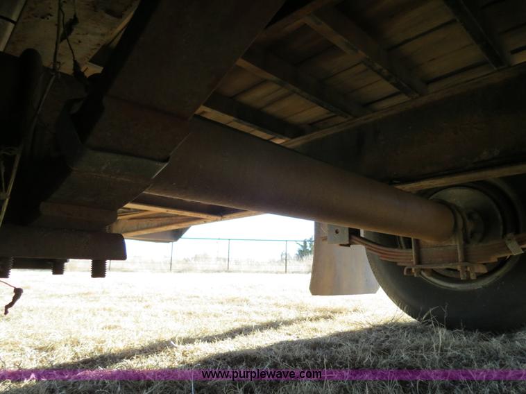 image for item B4560 2006 PJ GN32 32' gooseneck flatbed trailer