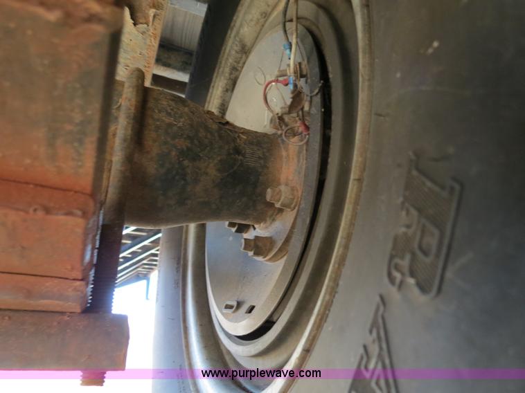 image for item B4560 2006 PJ GN32 32' gooseneck flatbed trailer