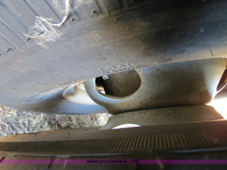 image for item B4560 2006 PJ GN32 32' gooseneck flatbed trailer