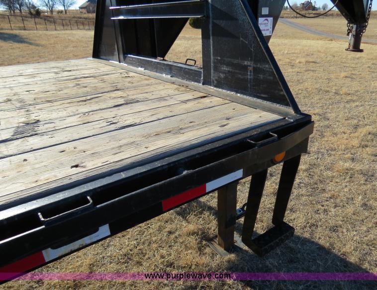 image for item B4560 2006 PJ GN32 32' gooseneck flatbed trailer