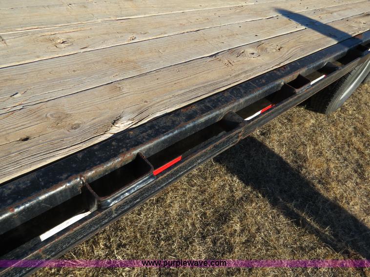 image for item B4560 2006 PJ GN32 32' gooseneck flatbed trailer