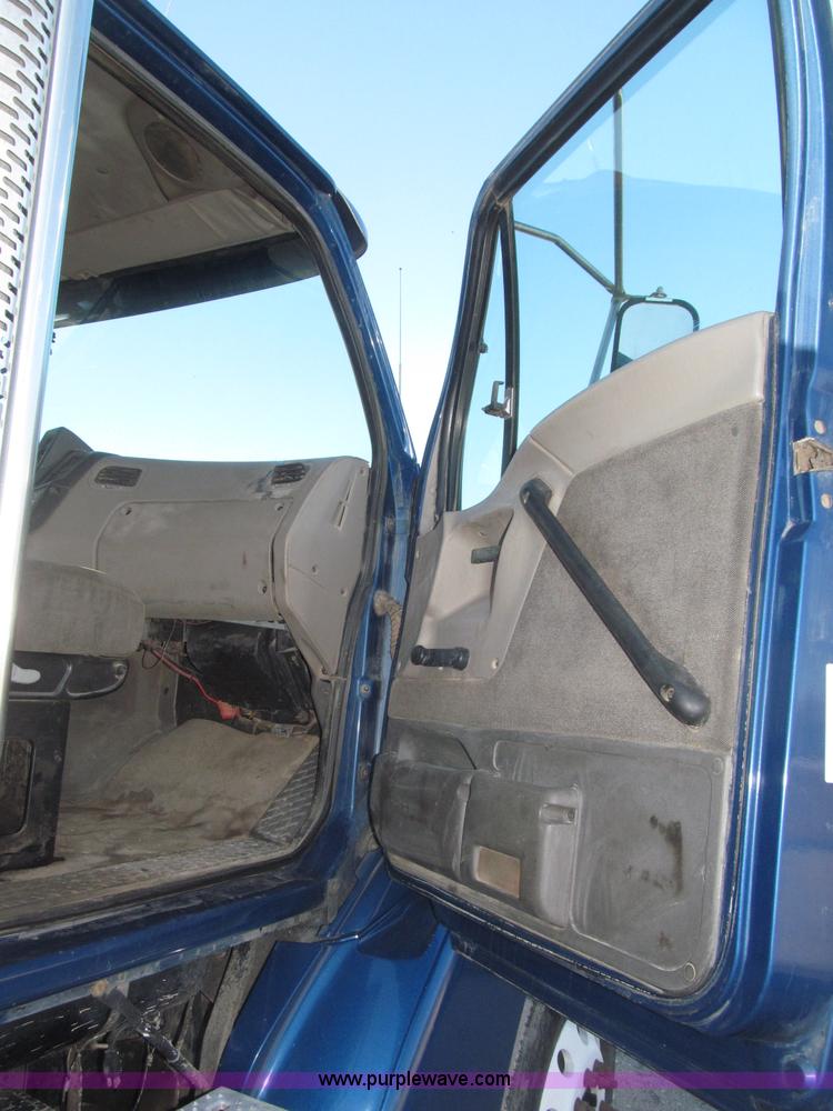 image for item B5323 2001 Sterling LT9501 tri axle dump truck