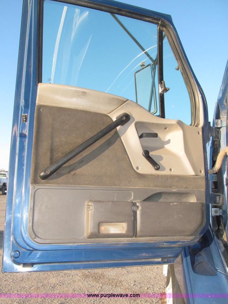 image for item B5324 2001 Sterling LT9501 tri axle dump truck