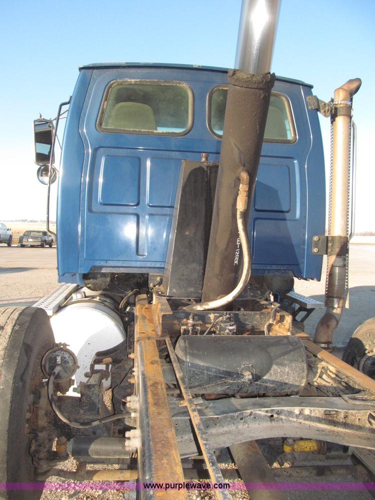 image for item B5324 2001 Sterling LT9501 tri axle dump truck