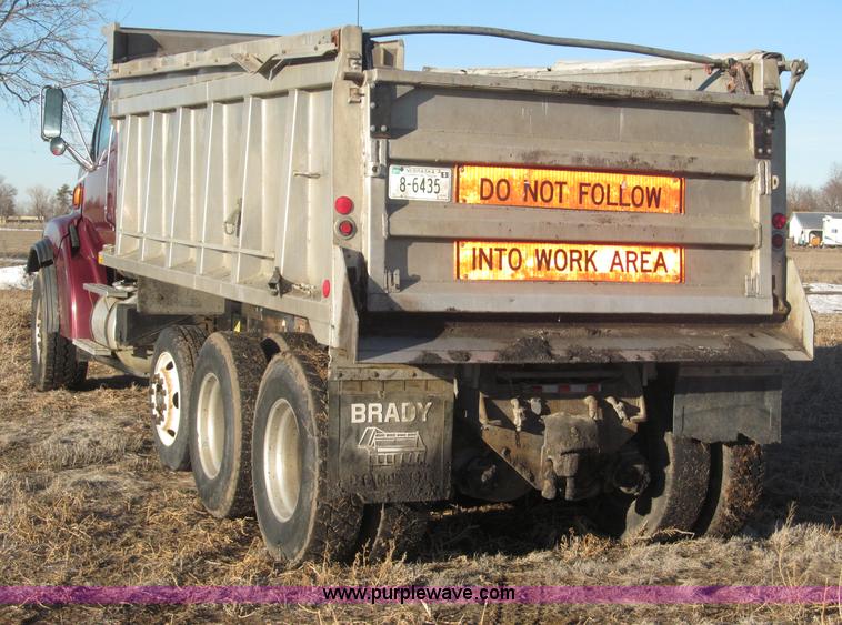 image for item B5332 1998 Ford LT9511 tri axle dump truck