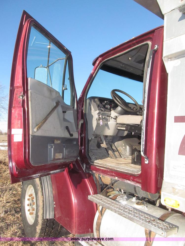 image for item B5332 1998 Ford LT9511 tri axle dump truck
