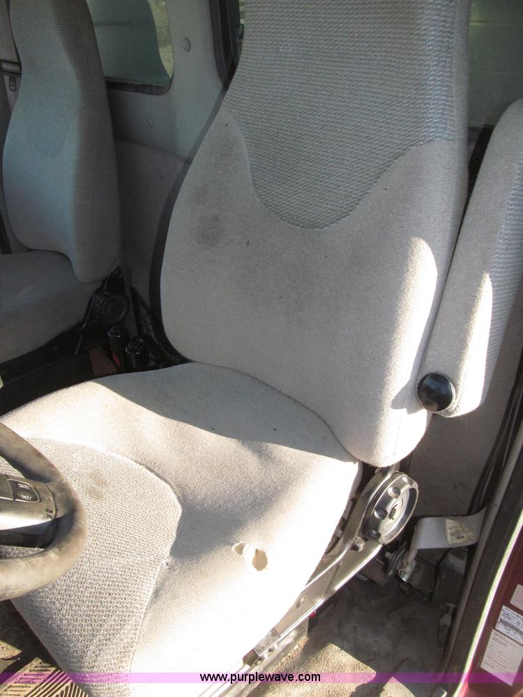 image for item B5332 1998 Ford LT9511 tri axle dump truck