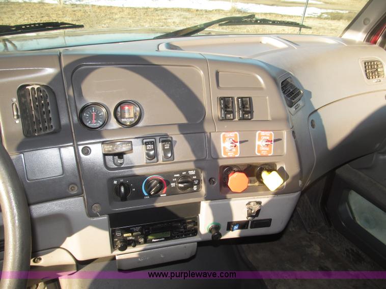 image for item B5332 1998 Ford LT9511 tri axle dump truck