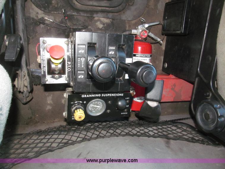 image for item B5332 1998 Ford LT9511 tri axle dump truck