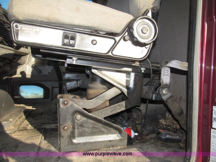 image for item B5332 1998 Ford LT9511 tri axle dump truck