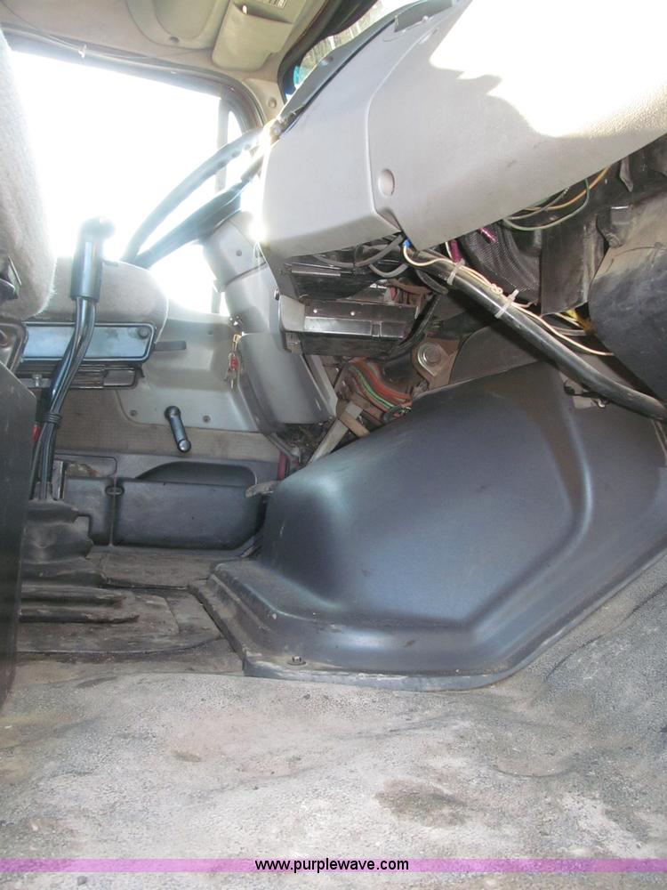 image for item B5332 1998 Ford LT9511 tri axle dump truck