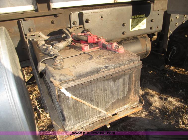 image for item B5332 1998 Ford LT9511 tri axle dump truck