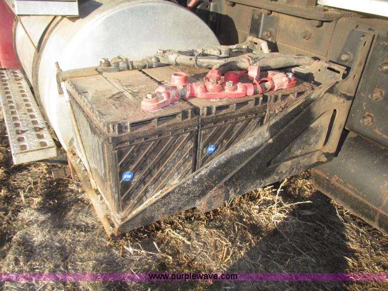 image for item B5332 1998 Ford LT9511 tri axle dump truck