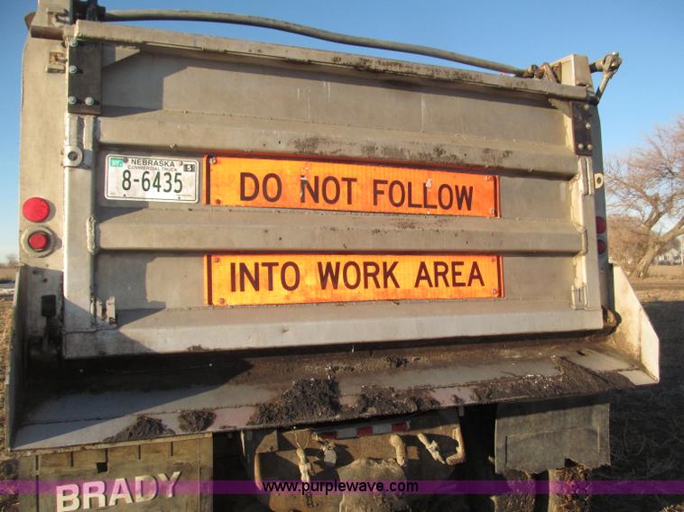 image for item B5332 1998 Ford LT9511 tri axle dump truck