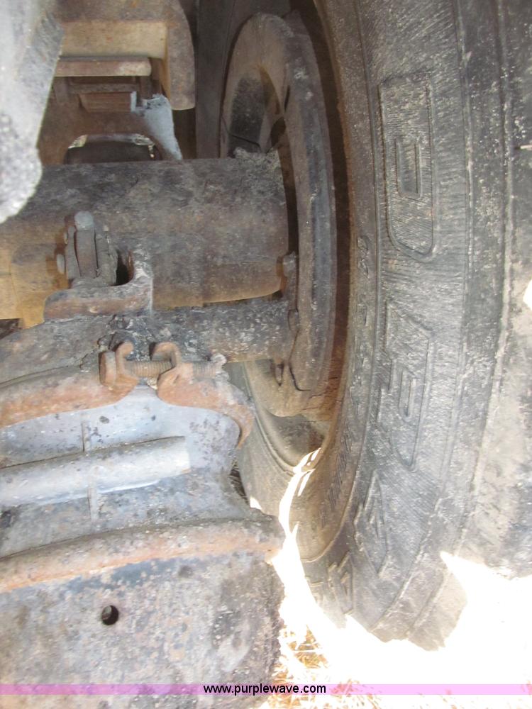 image for item B5332 1998 Ford LT9511 tri axle dump truck