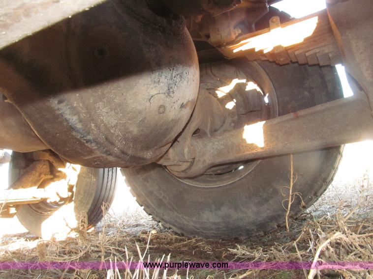 image for item B5332 1998 Ford LT9511 tri axle dump truck