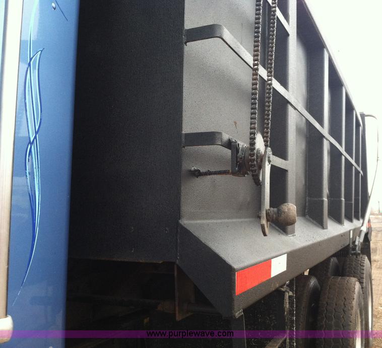 image for item B5336 1998 Kenworth T800 tri axle dump truck