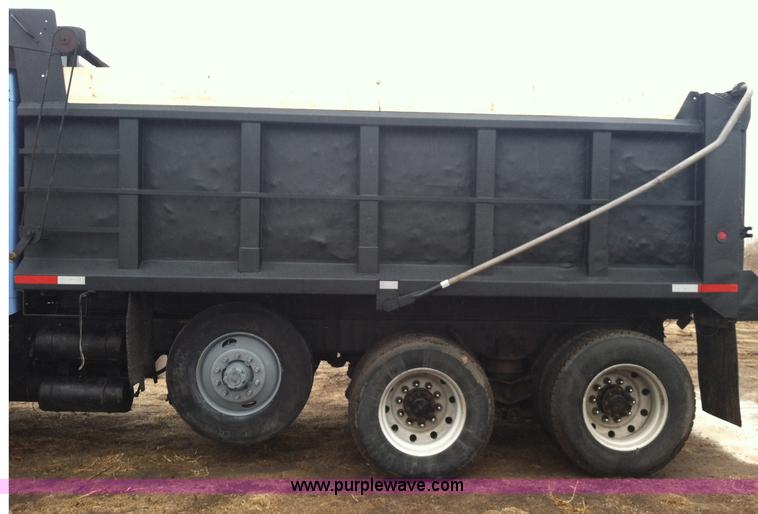 image for item B5336 1998 Kenworth T800 tri axle dump truck