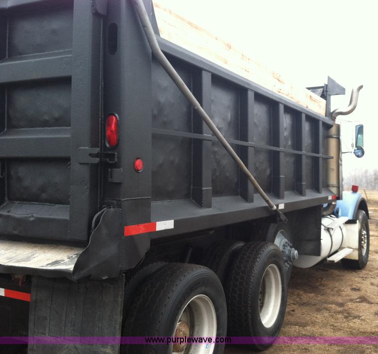 image for item B5336 1998 Kenworth T800 tri axle dump truck