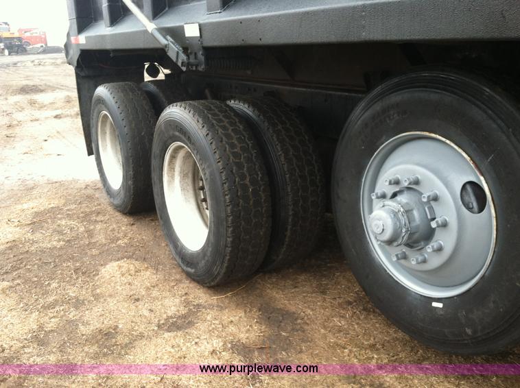 image for item B5336 1998 Kenworth T800 tri axle dump truck