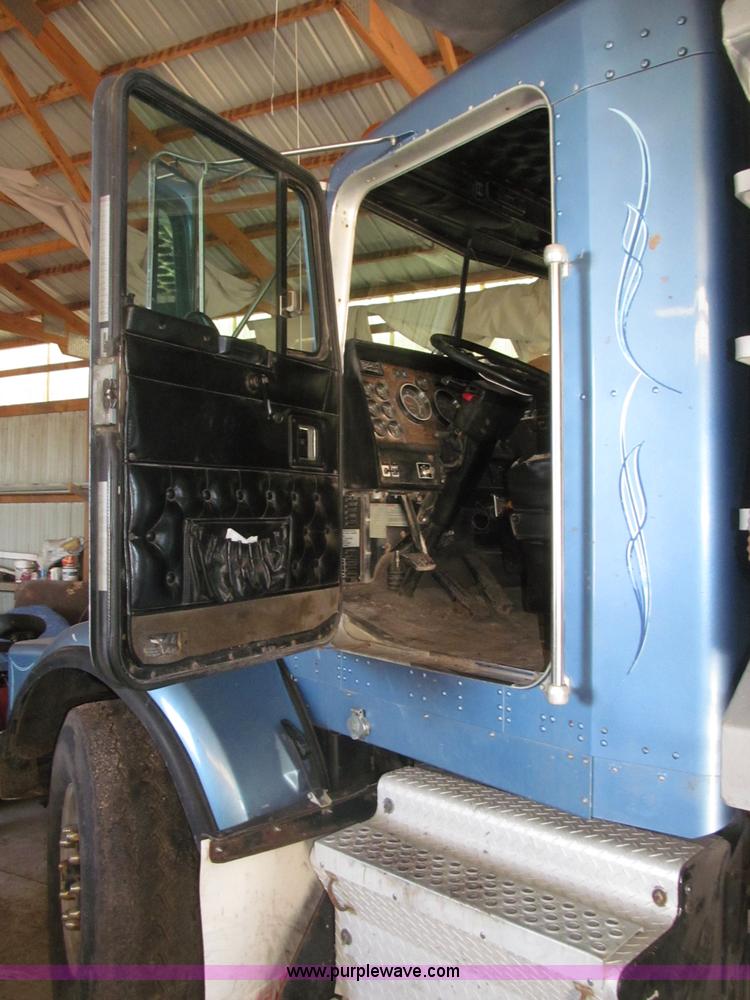 image for item B5336 1998 Kenworth T800 tri axle dump truck