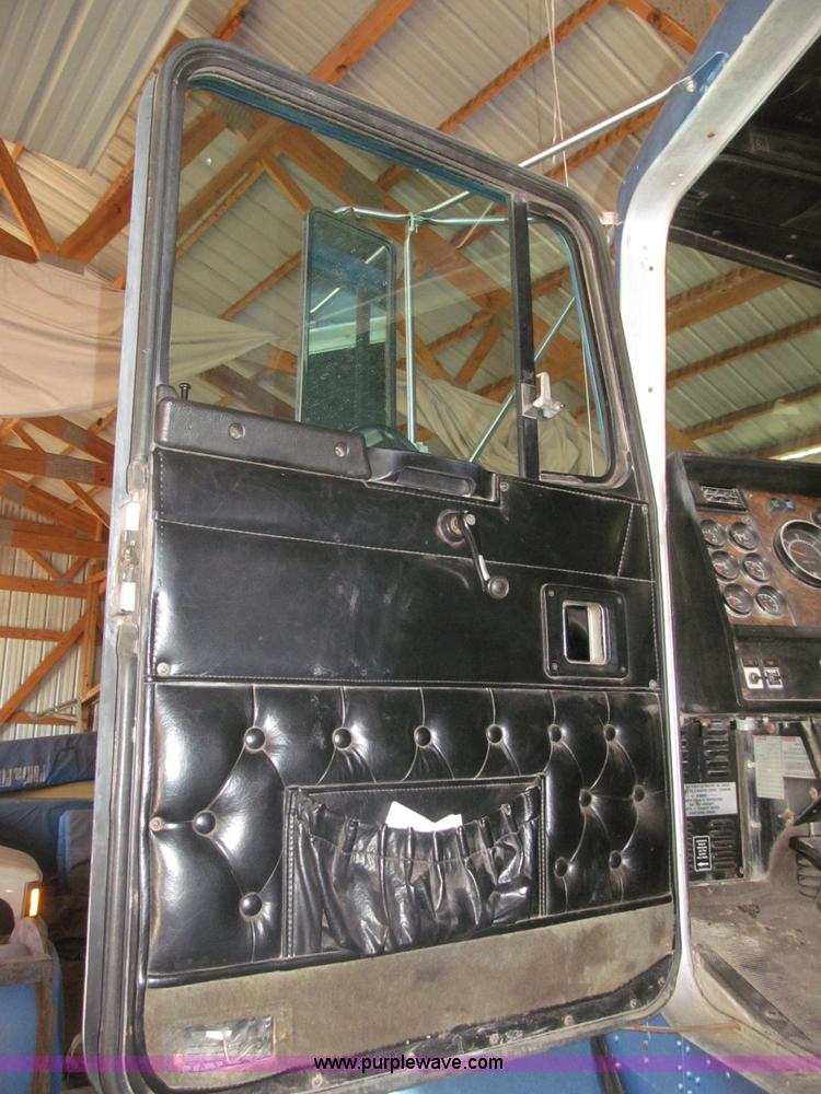 image for item B5336 1998 Kenworth T800 tri axle dump truck