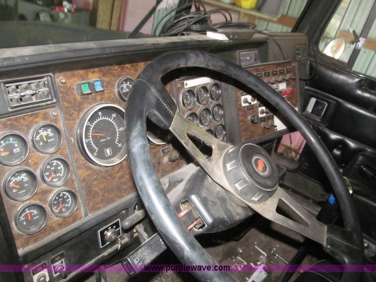 image for item B5336 1998 Kenworth T800 tri axle dump truck