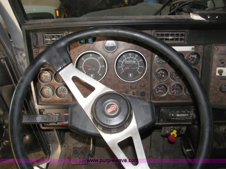 image for item B5336 1998 Kenworth T800 tri axle dump truck