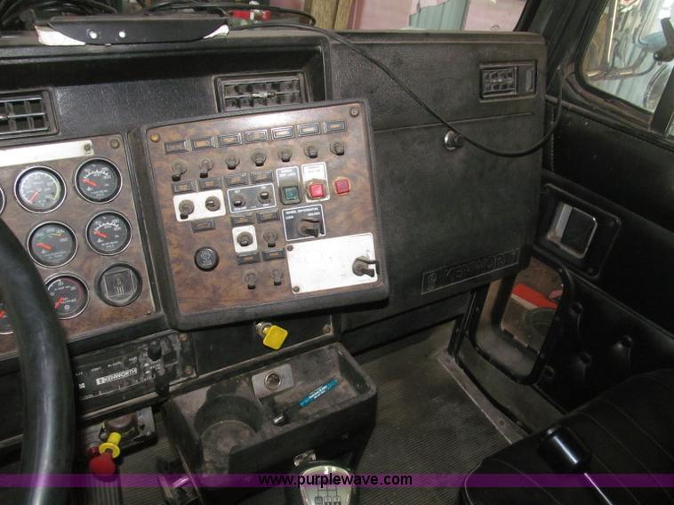 image for item B5336 1998 Kenworth T800 tri axle dump truck