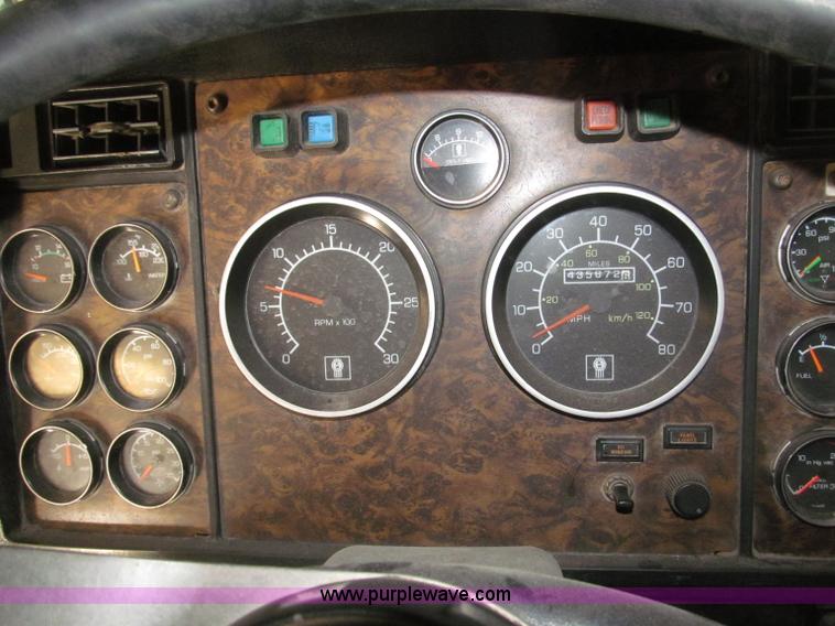 image for item B5336 1998 Kenworth T800 tri axle dump truck