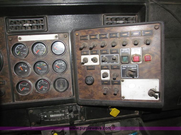 image for item B5336 1998 Kenworth T800 tri axle dump truck